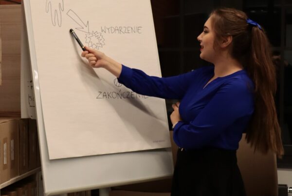 Anna Zborowska rozpisuje na flipcharcie elementy opowiadania podczas warsztatów pisania