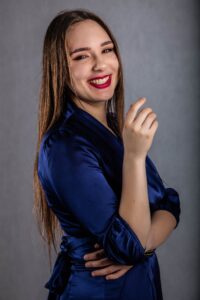 Uśmiechnięta Anna Zborowska w granatowej sukience