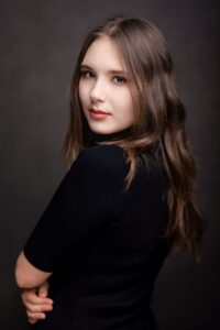 Anna Zborowska w czarnej sukience, portret do pasa