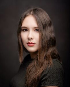 Portret Anny Zborowskiej, zbliżenie, ciemne tło