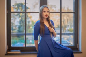 Anna Zborowska przy oknie w bibliotece