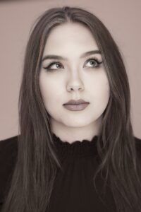 Czarno-biały portret Anny Zborowskiej, spojrzenie w bok