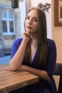 Anna Zborowska przy stoliku w kawiarni
