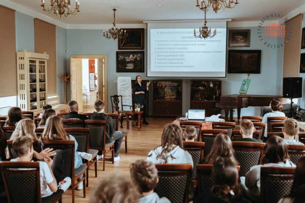 Anna Zborowska prowadzi warsztaty przed młodzieżą w auli Trzebiatowskiego Ośrodka Kultury