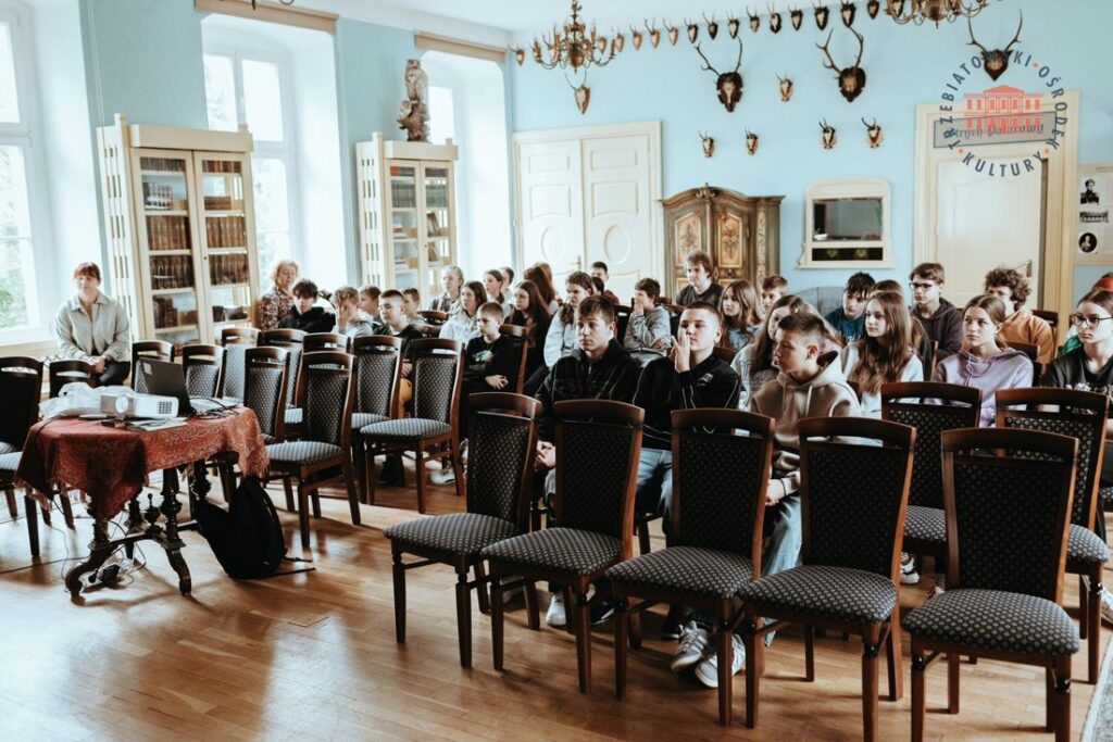 Młodzież na warsztatach pisania w Trzebiatowie