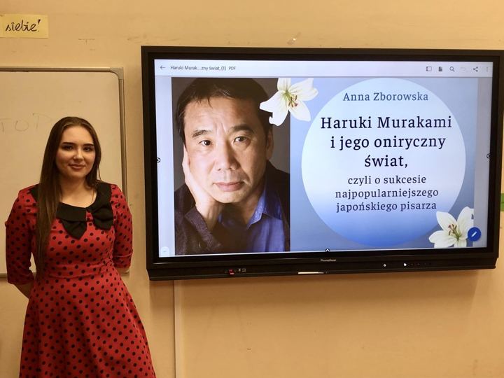 Anna Zborowska przy ekranie z prezentacją „Haruki Murakami i jego oniryczny świat”