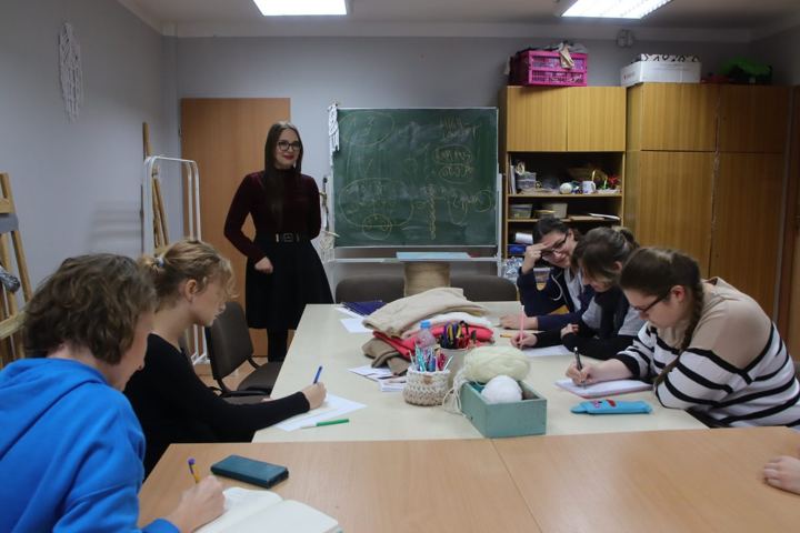 Warsztaty pisania z młodzieżą przy wspólnym stole