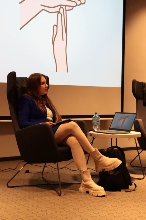 Anna Zborowska w fotelu na scenie podczas spotkania