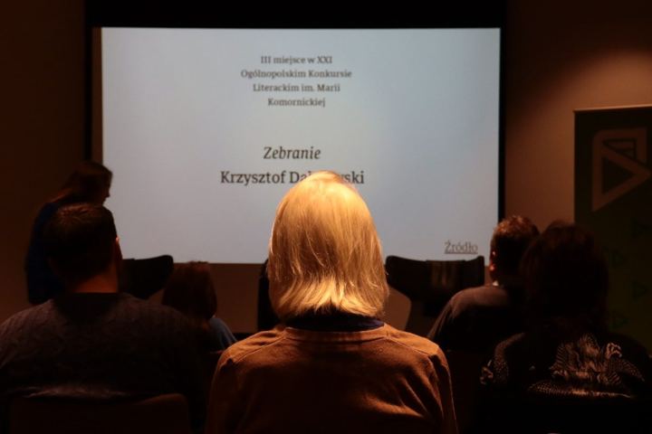 Publiczność przed ekranem podczas uroczystości konkursowej