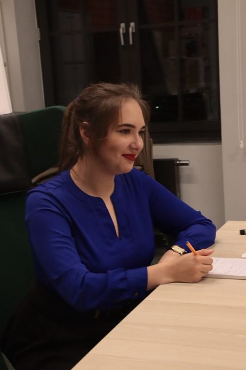 Anna Zborowska przy stole z notesem