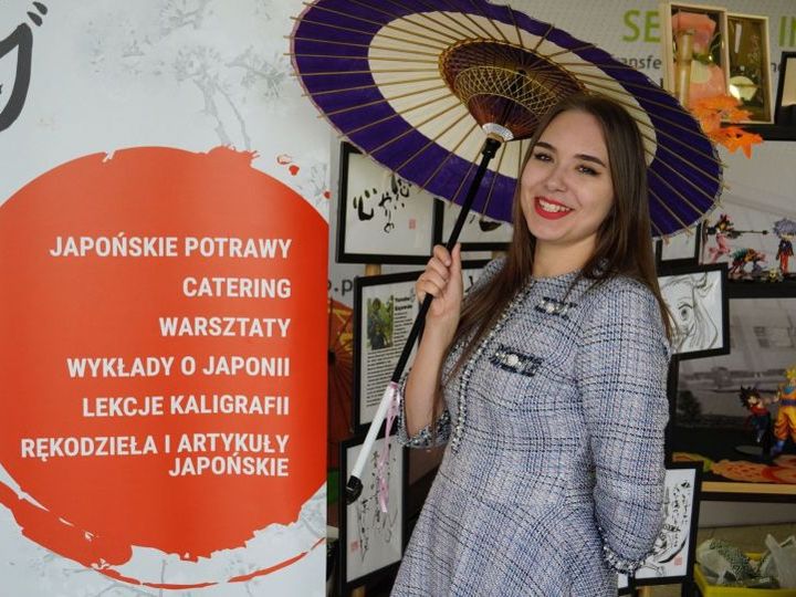 Anna Zborowska z japońską parasolką przy stoisku z japońskimi potrawami, warsztatami i wykładami o Japonii