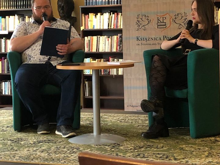 Rozmowa na scenie pod szyldem „ProzaTory Zachodniopomorskie” – Anna Zborowska w fotelu obok prowadzącego
