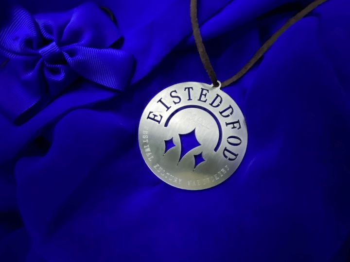 Srebrny medal Eisteddfodu na kobaltowym materiale