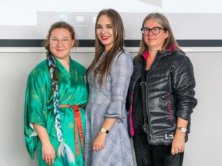 Anna Zborowska z dwiema uczestniczkami spotkania, jedna z nich w zielonym kimonie z długim warkoczem